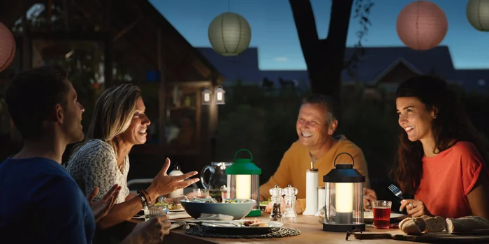 Restez flexible: avec des versions mobiles comme le modèle «Abelia» de Philips, vous avez de la lumière là où vous en avez besoin.