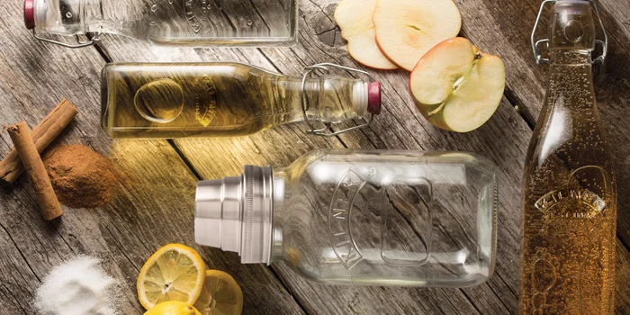 Avec un shaker, un pilon de bar et la bonne recette, votre boisson estivale sera inoubliable. Avec un shaker, un pilon de bar et la bonne recette, votre boisson estivale sera inoubliable.