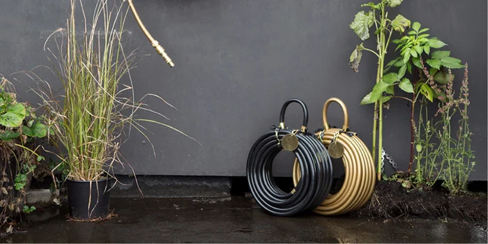 Le tuyau d'eau est la pièce maîtresse pour le jardinage. Il est facile à transporter et peut être fixé au mur à l'aide d'une boucle.