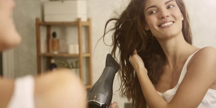 Für lange und/oder dicke Haare brauchst du einen starken Haartrockner. Hier empfehlen wir dir einen Profi-Haartrockner mit einem AC Motor.