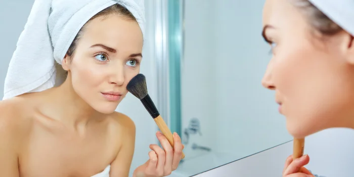 Puder-Foundation verteilst du am besten mit einem passenden Pinsel.