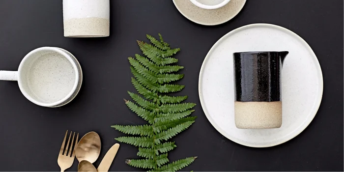 Stimmige Sache: Schwarze Keramik passt zu vielem und lässt sich je nach Dinner, ob entspannt oder schick, zusammen mit Accessoires immer wieder neu erfinden. Bild: Bloomingville