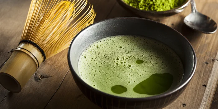 Une couleur verte naturelle et une mousse délicate, voilà ce qui fait la beauté du matcha. Une couleur verte naturelle et une mousse délicate, voilà ce qui fait la beauté du matcha.