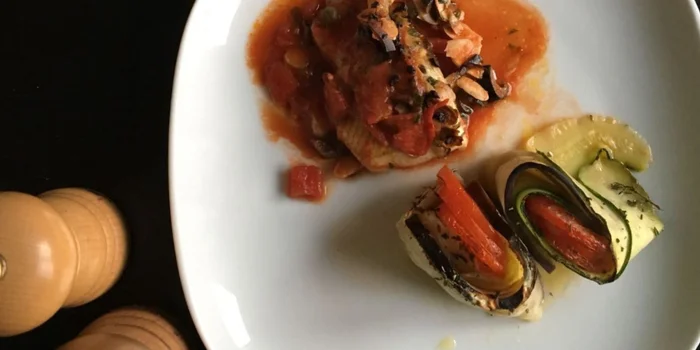 Champignons farcis à la pâte d'herbes et gratiné frais aux roses de ratatouille